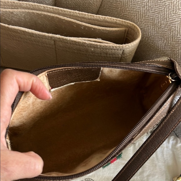 Gucci GG Supreme Crossbody Bag - Picture 10 of 17